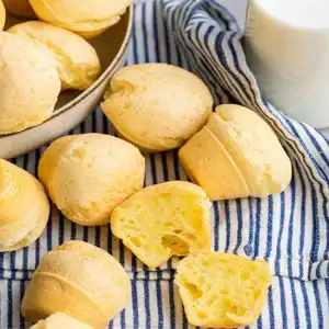 Brazilian cheese bread (pão de queijo)